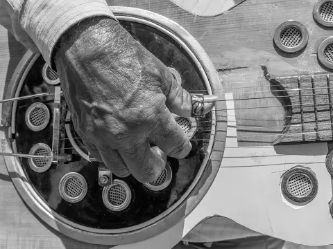 Akustik gitar, kılıf ve askı hediye