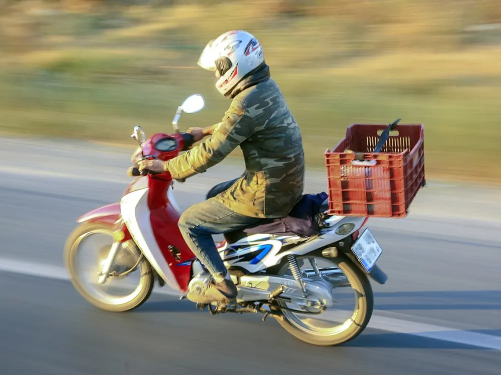 Az kullanılmış scooter, kasklı — fotoğraf 1