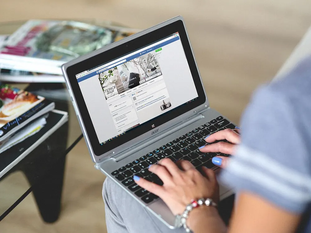 Hafif ve ince ofis laptopu — fotoğraf 1